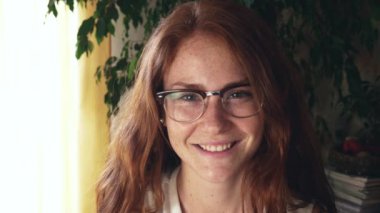 Genç Kızıl saçlı Kız bardaklarda