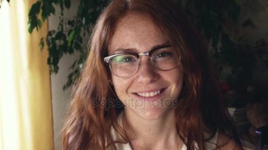 Genç Kızıl saçlı Kız bardaklarda