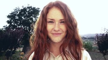 Küçük kızıl saçlı kız