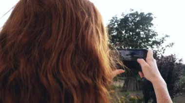 Genç Kızıl saçlı kız alarak fotoğraf