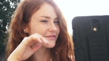 Genç Kızıl saçlı kız alma selfie