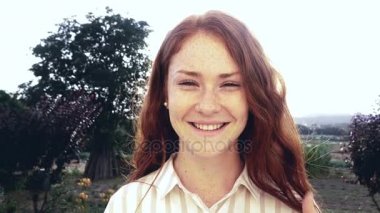 Küçük kızıl saçlı kız