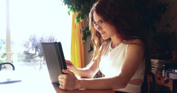 Mujer usando tableta digital — Vídeo de stock