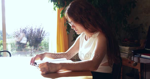 Mujer leyendo un libro — Vídeos de Stock