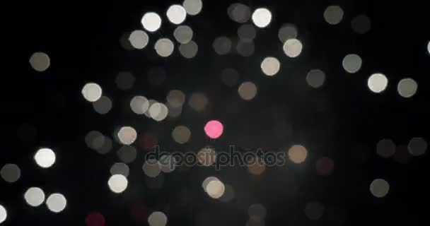 Feux d'artifice lumineux dans le ciel nocturne 