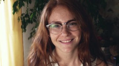 Genç Kızıl saçlı Kız bardaklarda