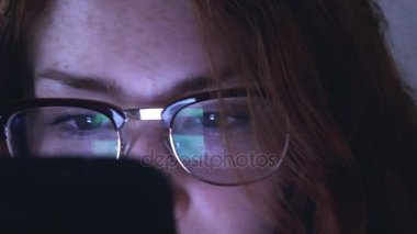 Tablet ile gözlüklü genç Kızıl saçlı kız