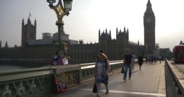 Londra, İngiltere - 23 Temmuz 2017: London city, İngiltere'de kilise kutsal kişilerin resmi, güneşli yaz günü, ünlü turistik, Avrupa'nın bina ikonik büyük Ben Meclis'te  