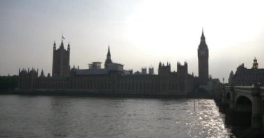 Londra, İngiltere - 23 Temmuz 2017: London city, İngiltere'de kilise kutsal kişilerin resmi, güneşli yaz günü, ünlü turistik, Avrupa'nın bina ikonik büyük Ben Meclis'te  