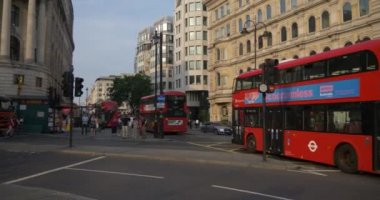 Londra, İngiltere - 23 Haziran 2017: Çift katlı otobüs, turistler ve trafikte Trafalgar Meydanı meşgul Bitirim, arka planda Big Ben 