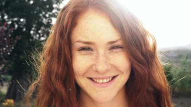 Küçük kızıl saçlı kız