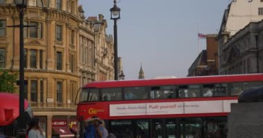 Londra, İngiltere - 23 Haziran 2017: Çift katlı otobüs, turistler ve trafikte Trafalgar Meydanı meşgul Bitirim, arka planda Big Ben
