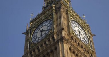 Londra, İngiltere, 23 Temmuz 2017: London city, Birleşik Krallık, büyük Ben Meclis'te kilise kutsal kişilerin resmi, güneşli yaz günü, ünlü turistik, Avrupa'nın bina ikonik 