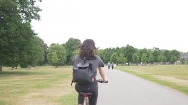 Londra, İngiltere - 23 Haziran 2017: anonim çekici kadın veya kız binicilik bisiklet park Londra üzerinden