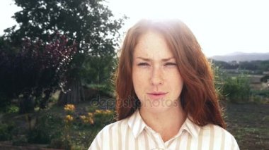 Kızıl saçlı kız yemek pirinç keki