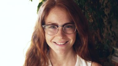 Genç Kızıl saçlı Kız bardaklarda