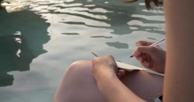 kadın veya kız tarafından çeşme içinde açık güneşli yaz günü, yazma çekici notlar, tatil, eğlence ilham ve yaratıcılık üzerinde rahat.