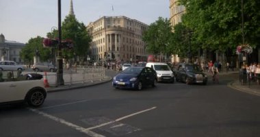 Londra, İngiltere - 23 Haziran 2017: Çift katlı otobüs, turistler ve Trafalgar square meşgul acele saat trafik