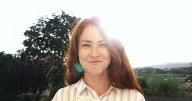 Kızıl saçlı kız yemek pirinç keki