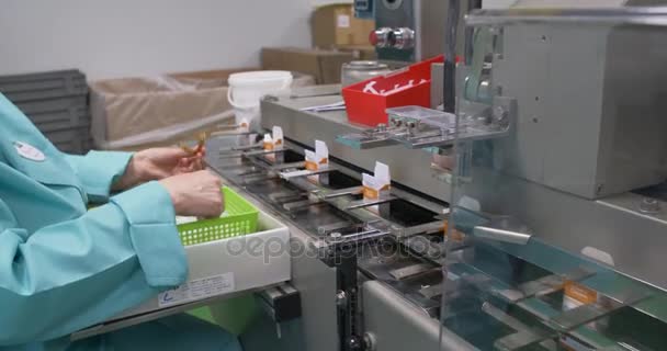 Рабочий процесс на медицинском заводе — стоковое видео