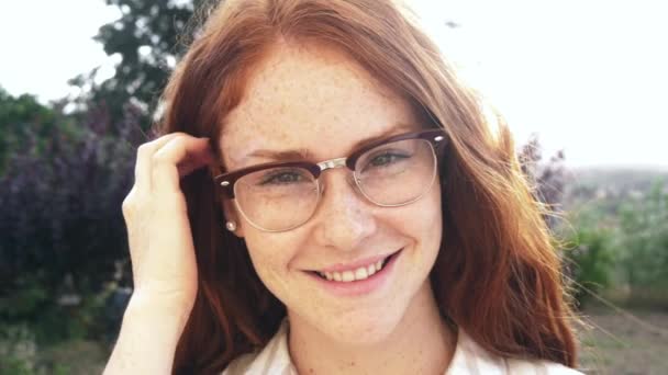 Young redhead girl — Stock Video