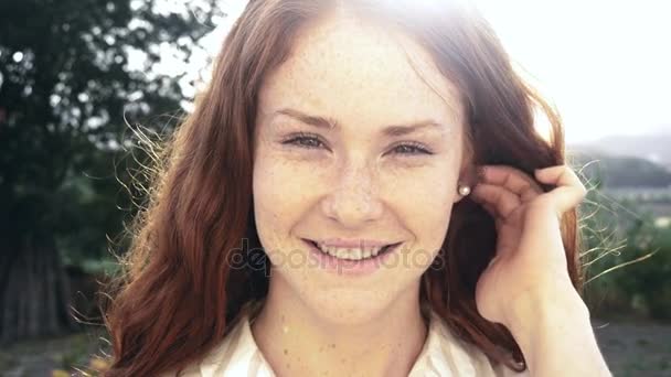 年轻的红发女孩 — 图库视频影像