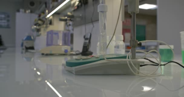 Інтер'єр лабораторії на медичному заводі — стокове відео