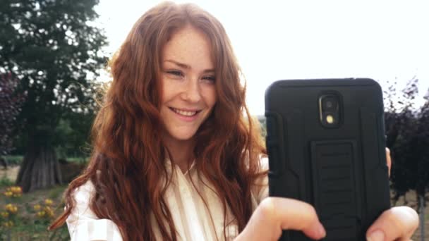 Mladá zrzka dívka pořizování selfie — Stock video