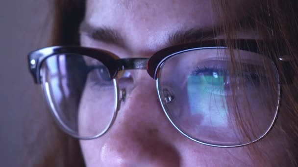 Junge rothaarige Mädchen in Brille — Stockvideo