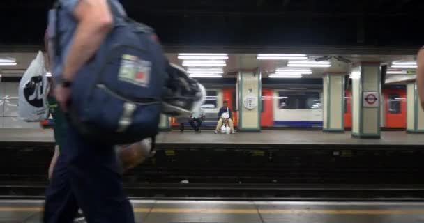 Tunnelbanestation London — Stockvideo