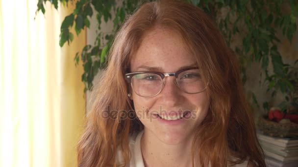 Ung rødhåret jente med briller – stockvideo