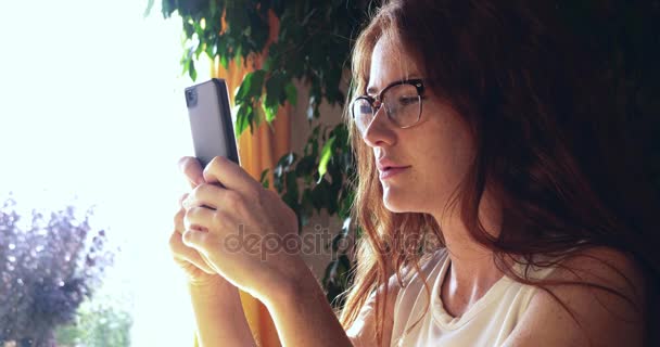 Mujer usando tableta digital — Vídeos de Stock