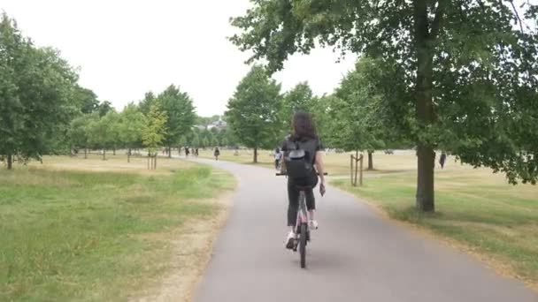 2017年6月23日 匿名有吸引力的妇女或女孩骑自行车通过公园在伦敦 — 图库视频影像