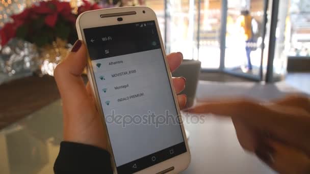 Mulher usando telefone celular — Vídeo de Stock