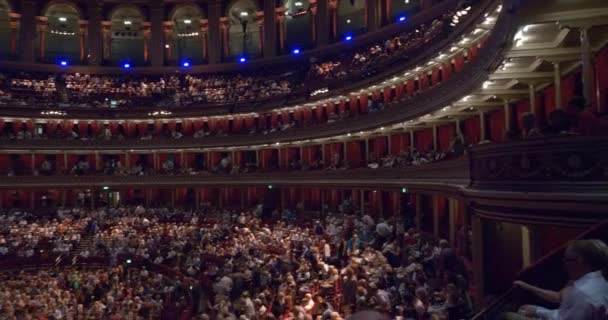 Mensen in het Royal Opera House — Stockvideo