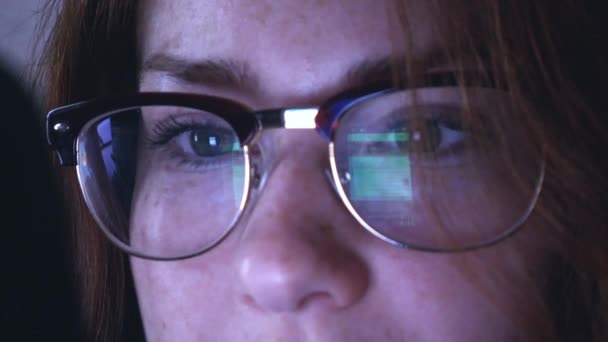 Unga rödhårig flicka i glasögon — Stockvideo
