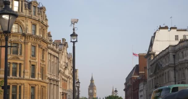 Londres Inglaterra Junio 2017 Double Decker Bus Turistas Tráfico Trafalgar — Vídeo de stock