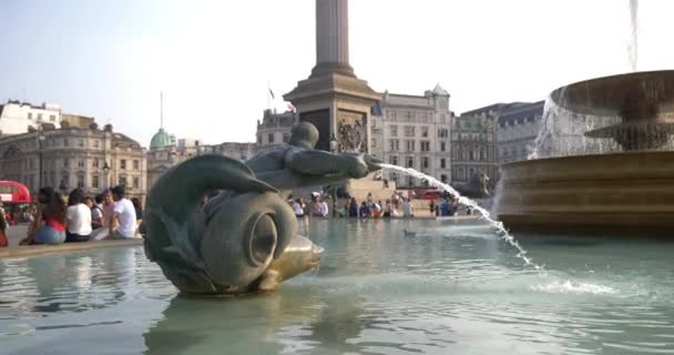 Лондон Англия Июня 2017 Фонтан Трафальгарской Площади Лондоне Колонна Нельсона — стоковое видео