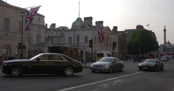 Londra Ngiltere Haziran 2017 Çift Katlı Otobüs Turistler Trafalgar Meydanı — Stok video