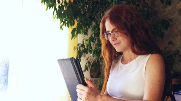 Woman using digital tablet — Stock Video