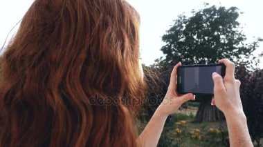 Genç Kızıl saçlı kız alarak fotoğraf