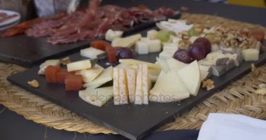 Festival masasına yemek