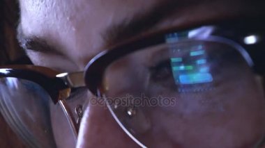 Genç Kızıl saçlı Kız bardaklarda