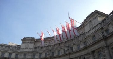 İngilizce sallanan üzerinde balkon, A gobernment binada mavi gökyüzü, yaz günü, Avrupa Brexit İngiltere vatanseverlik bayraklar.