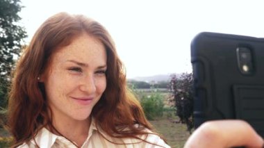 Genç Kızıl saçlı kız alma selfie