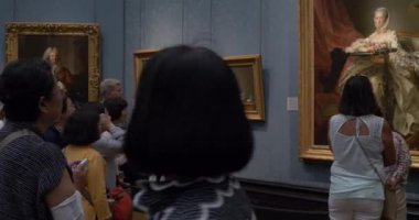 Londra, İngiltere - 23 Temmuz 2017: Ünlü resmi resimleri ve selfies, sanat izlerken turist alan insanlar Londra müzesinde