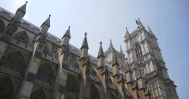 Londra, İngiltere, 23 Temmuz 2017: London city, Birleşik Krallık, büyük Ben Meclis'te kilise kutsal kişilerin resmi, güneşli yaz günü, ünlü turistik, Avrupa'nın bina ikonik 