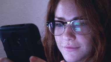 Tablet ile gözlüklü genç Kızıl saçlı kız