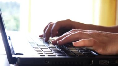 Dizüstü bilgisayarda klavyede yazılıyor