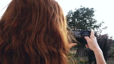 Genç Kızıl saçlı kız alma selfie